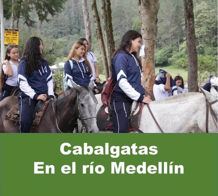 Lindas chicas en una Cabalgata en el rio medellin