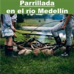 Una familia disfrutando de una rica parrillada a orillas del río Medellín
