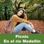 Hermosa joven disfrutando de un picnic a la orilla del rio medellin