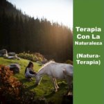 Hermosa chica viviendo una Terapia con la Naturaleza o Naturaterapia