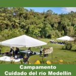 En un campamento cuidado del rio Medellin en Medellin Coombia, los estudiantes toman conciencia sobre el cuidado de este importante rio de la mano de Green Tour Medellin Colombia