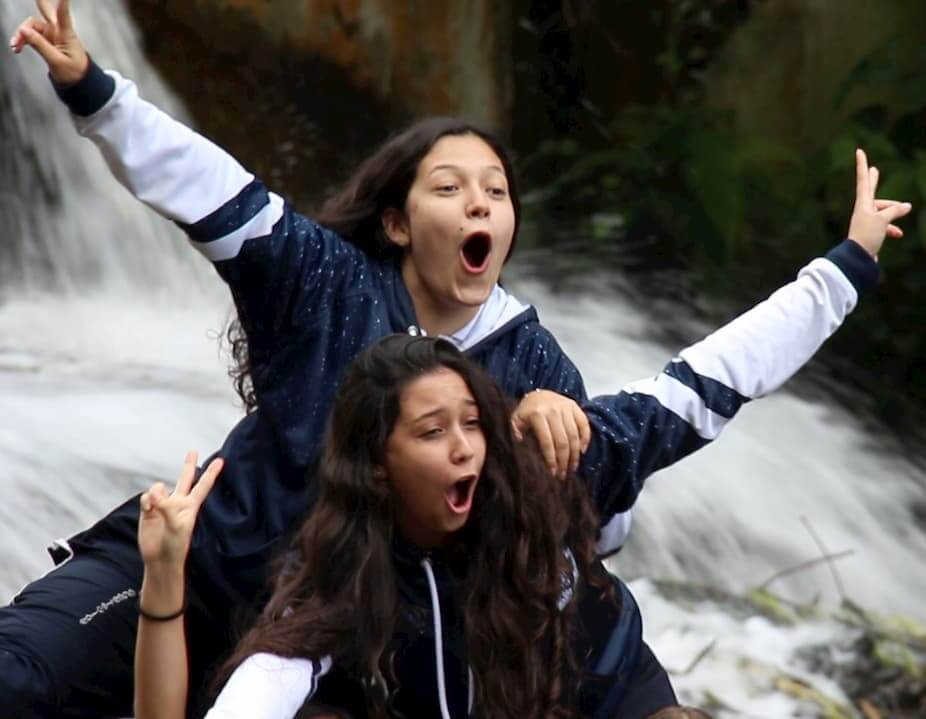 Niñas con una gran alegría en una actividad de educacion ambiental; nuestra misión misión principal