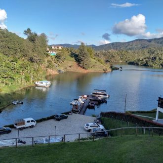 Una postal;Puerto privado en Guatape Colombia