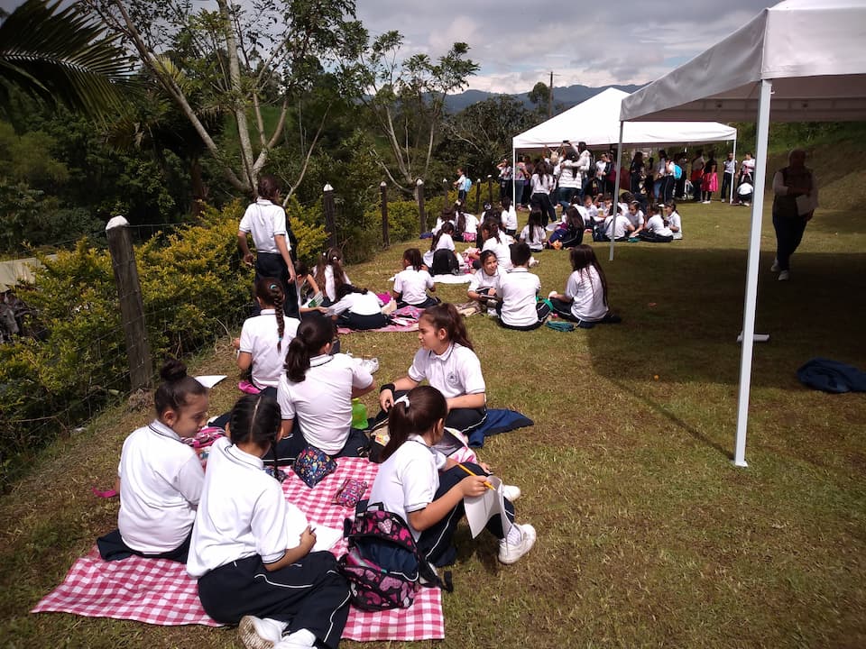 La educación ambiental de una manera divertida. Eso es lo que vive este grupo de niño con Green Tour Medellín Colombias