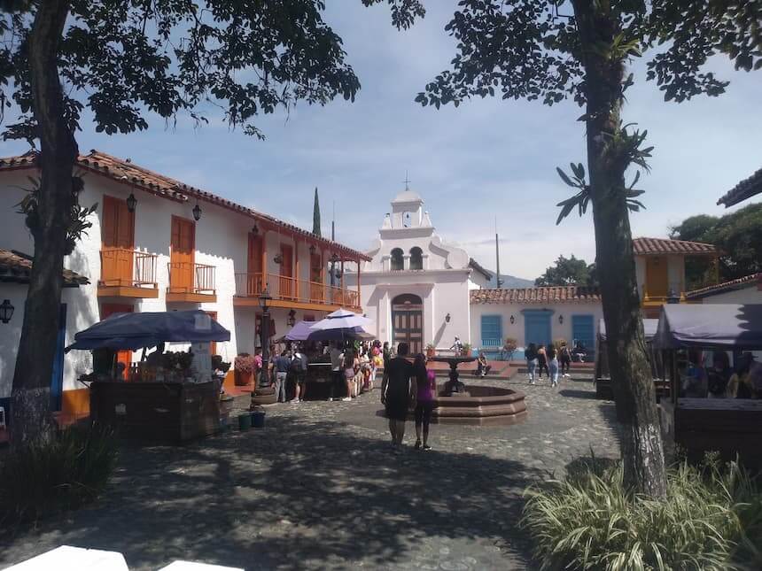Pueblito Paisa, un lugar para visitar en familia, en parejas o con amigos con Green Tour Medellin Colombia