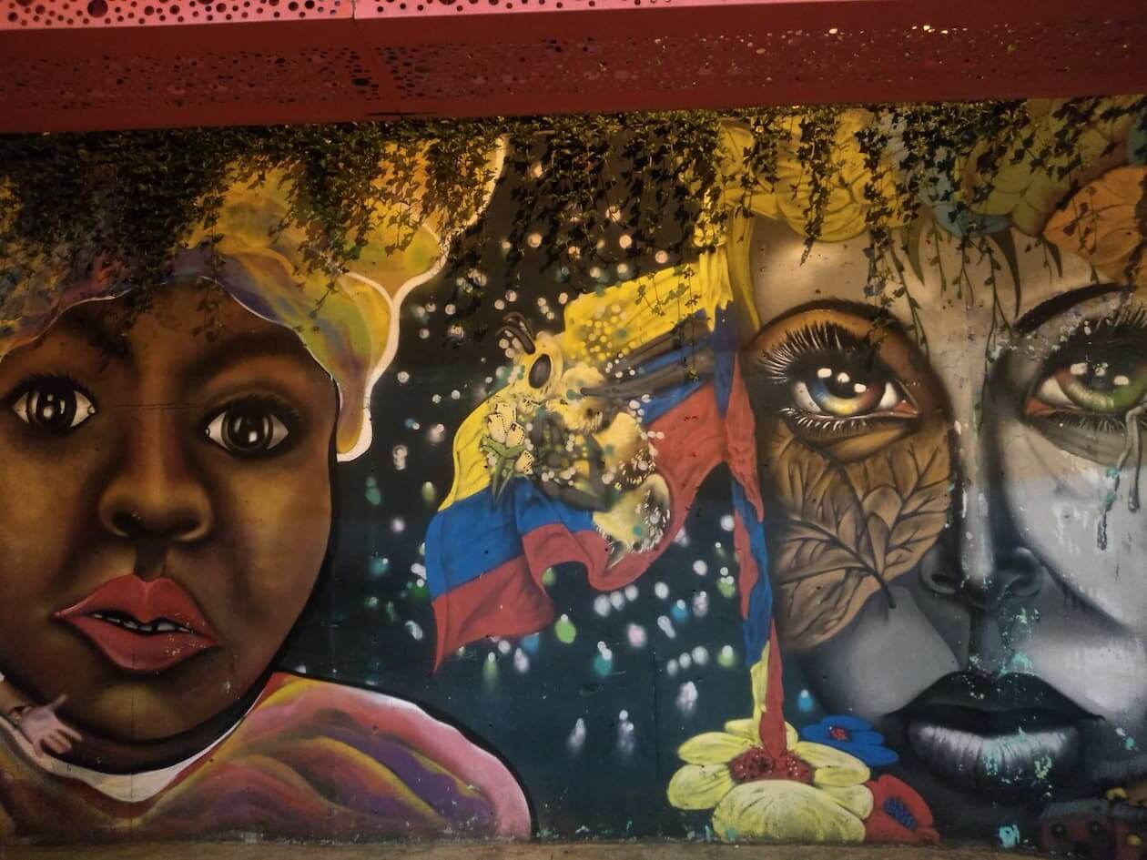 El graffiti tour comuna 13 en medellin Colombia, todo un espectaculo de arte con Green Tour Medellin Colombia