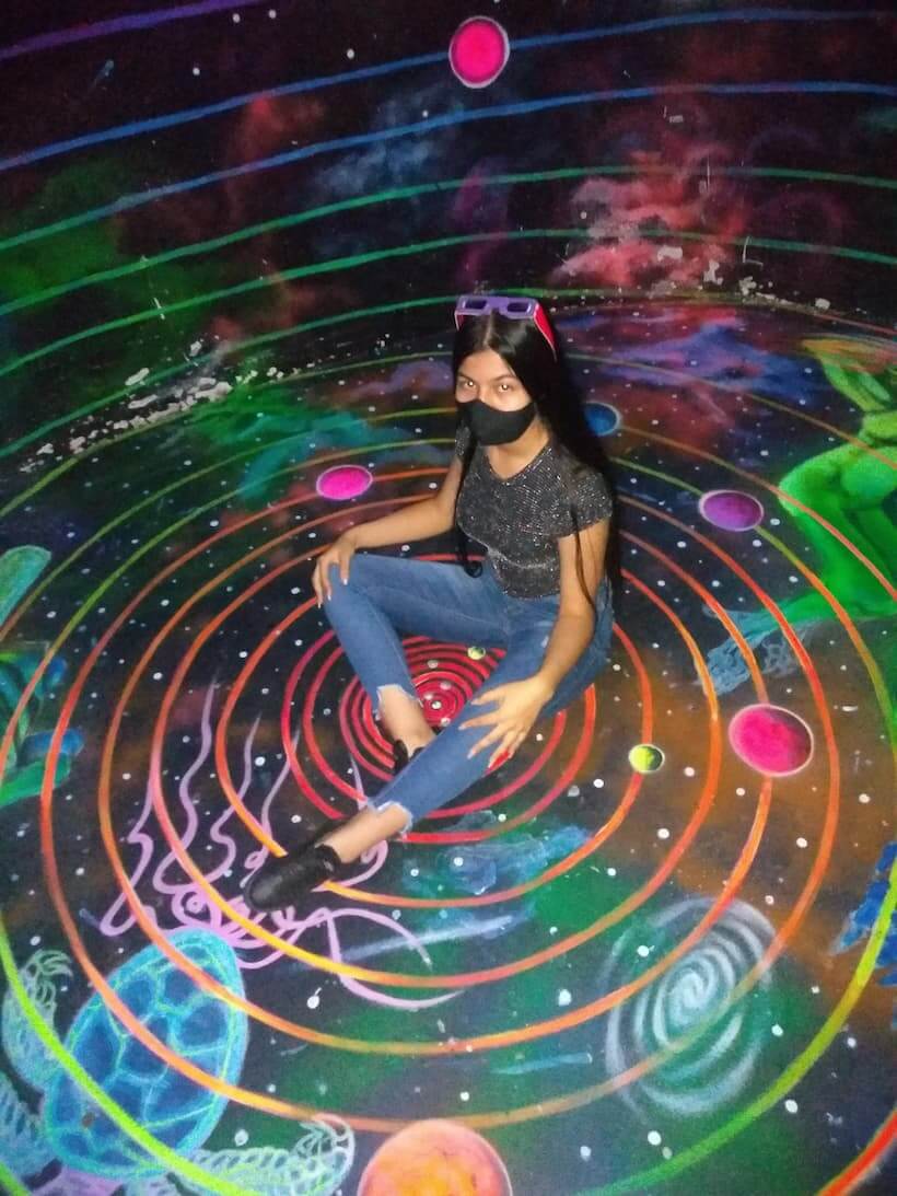 Una linda chica disfruta del Graffiti your comuna 13